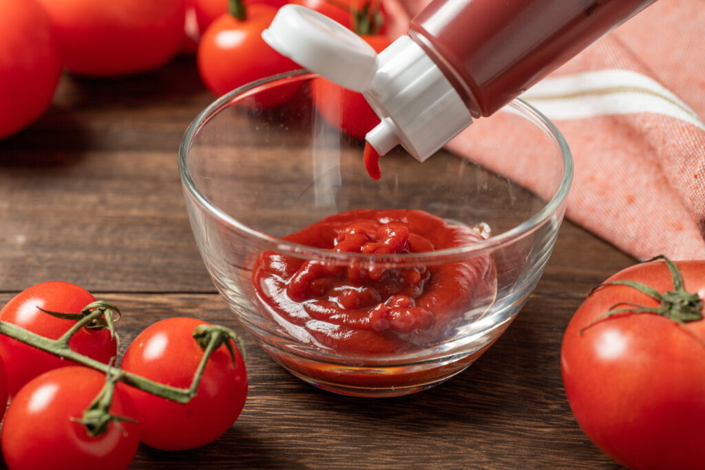 【獣医師監修】猫にケチャップはNG！舐めるのも危険な理由と中毒症状、誤食時の対処法まで徹底解説