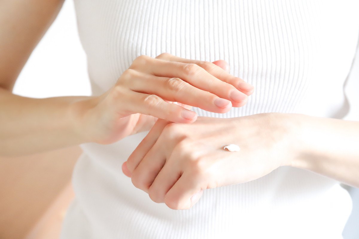 猫にとって危険！飼い主が使う『手・顔・髪のアイテム』4選　舐めると起こる健康リスクから対策まで