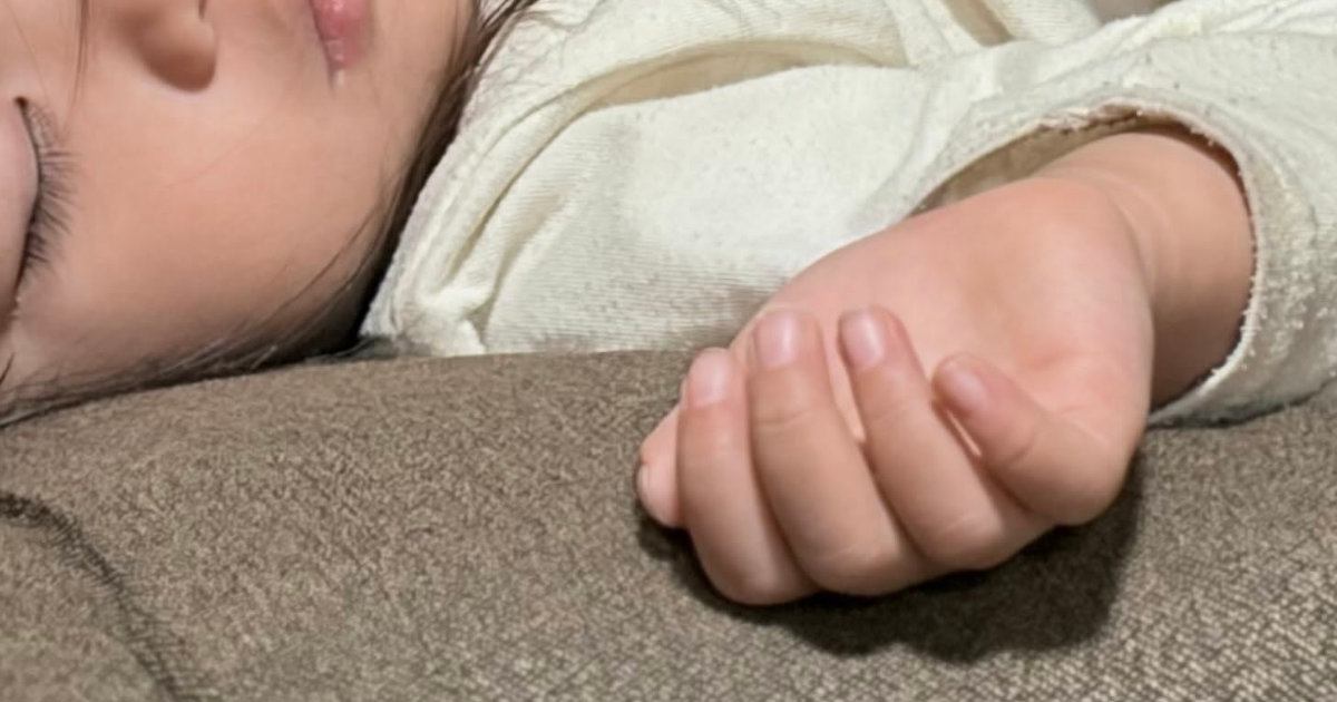 ソファで眠る2歳の子ども→そっと寄り添っていたのは…尊すぎる光景に「最高の癒やしをありがとう」「幸せが詰まってる」と反響