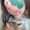 娘に抱っこされていた猫→『顔』を見てみたら……思わず笑っちゃう『表情』に…