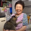 出会って数分でマブダチになった『おばあちゃんと野良猫』→癖強すぎる…