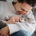 猫が『心を開きやすい人』の特徴4選