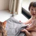 猫が赤ちゃんに『ねずみの捕まえ方』見せたら…微笑ましい光景が29万50…