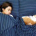 猫が飼い主に『おしりを向けて眠っている』ときの理由5つ　どんな人が…