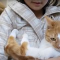 お姉ちゃんの抱っこにご満悦？な猫ちゃん！その後ろから見つめるのは…