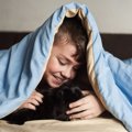 心に寄り添う「感情サポート猫」が、“すべてが怖かった”少年の人生を…