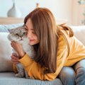 猫には大迷惑な『飼い主の勘違い行為』4選　構わず続けていたら、愛猫…