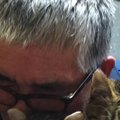 酔っぱらった父に抱きしめられた猫たち…思わず笑ってしまう『表情』に…