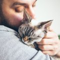 猫がウットリする『人の声』の特徴4つ　猫にとってのイケボの持ち主は…