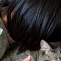 娘に『猫吸いされる猫』と、隣で『次は自分の番』だと察した猫…笑ってしま…