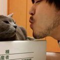 猫に『ラブラブキッス』してみた結果…"強烈すぎるお返し"が…