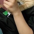 ソファでくつろぐ息子→子猫がそばにやってくると…仲良しすぎる『ふたりの…