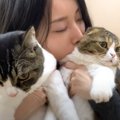 ママが親子猫を『同時に猫吸い』した結果…『感情が無くなる様子』が面…