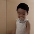 お昼寝の時間になると、『赤ちゃんと猫』が……まさかの『可愛すぎる光…