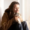 猫は「泣いている飼い主」を見ると心配する？そばにやって来る心理3つ