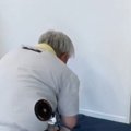 お家に業者さんがやって来たら、ネコが……作業をする横で見せた『可愛…
