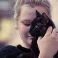 「みんなを団結させてくれる」3本足の黒猫が、地域のアイドルに　英国