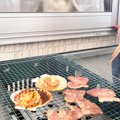 庭でBBQをしていた猫の飼い主さん→ふと視線を感じて家の『窓』を見て…