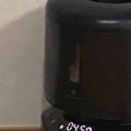 自動給餌器からごはんが出てくるのを待っていた猫…可愛すぎる『まさか…