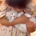 ５歳の女の子に抱っこされまくる保護子猫→嫌がるかと思ったら…信じら…