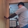 『壁の中から動物の鳴き声が聞こえる』→穴を開けた結果……まさかの『猫救出…