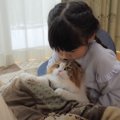 大雪の日に学校から帰ってきた娘→冷たい手で抱っこされた猫の反応が……