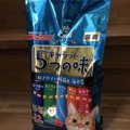 大粒のご飯が苦手な猫ちゃんにもおすすめ！「キャラット５つの味」