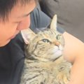 足を洗われて不満そうにしていた猫→頭をなでると…思わず笑顔になる『…