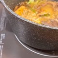 美味しいごはんを食べてお祝いをしていた飼い主たち→ふと振り向いたら、『…