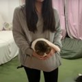 カンガルーみたい♡ポケットに入って甘えるパパ猫さんが可愛い