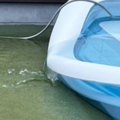 穴を開けられて『水が流れ出てしまったプール』→すぐそばにいたのは…笑っ…