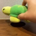 机の小さな穴の上に『ぬいぐるみ』を置いたら…「ブラックホールｗ」まさか…