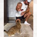 飼い主さんがブラシを取り出して猫に見せると…あまりにも尊い『朝の光景』…