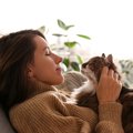 猫が『身体の上』で眠りたがる理由3選♡なかなか来てくれない場合は原因が…