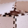 雷が怖くてマットの下に隠れていた猫→次の瞬間……もん絶必至の『愛おしすぎ…