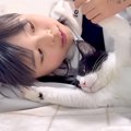 女の子たちが白黒猫の匂いをクンクン→嫌がるかと思ったら…予想に反し…