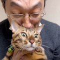 猫が実家のお父さんから『熱烈な歓迎』を受けた結果…思わず爆笑の反応が17…