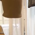 袖口を下に向けて服を持ち上げたら、中から猫が…あまりにも『衝撃的な光景…