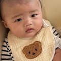 座っている赤ちゃんの後ろを見ると、『２匹の猫』が…まさかの瞬間に「可愛…