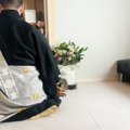 おばあちゃんの三回忌で、ネコが…お坊さんのそばで見せた『まさかの行動』…