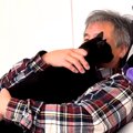 『赤ちゃんのころお世話してくれた人』が家に来た結果→黒猫が大喜びし…