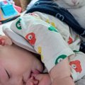寝ている赤ちゃんを見てみたら、そばで『2匹の猫』が…まさかの『可愛…