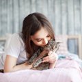 猫の『不安をあおる』ダメ飼い主の行動4選　改めないと愛猫に嫌われる…