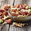 【獣医師監修】猫はナッツを食べても大丈夫？危険な種類や中毒症状、誤食…