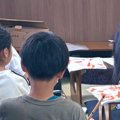 習字に励む生徒たち→教室の様子をよく見ると、『座布団の上』に…ほっ…