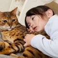 『元噛みつき猫』に子供が激しいスキンシップをとると…まさかの反応が…