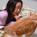 飼い主に笑われて『逆ギレ中の猫』→大好きな『次女』が現れて…まさか…