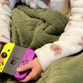 ゲーム中の娘にそっと近づいてみると、猫が…とんでもなく癒される『尊い瞬…
