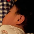 爆睡中の4歳児→すぐ横を見ると、『2匹の猫』が…あまりにも幸せな光景に29…