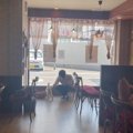 『ネコカフェ』の朝を覗いてみたら、従業員が……『まさかの光景』が8万いい…